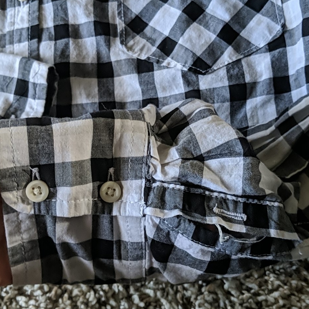3/$12‼️Long sleeve patterned button down - Picture 3 of 3